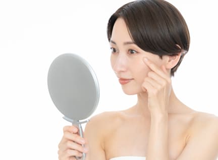 スキンケアをする女性